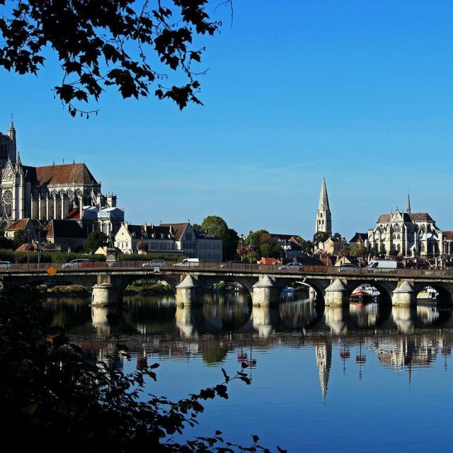 Instagram #auxerroistourisme-pont-riviere-paysage-abbaye saint-Germain-