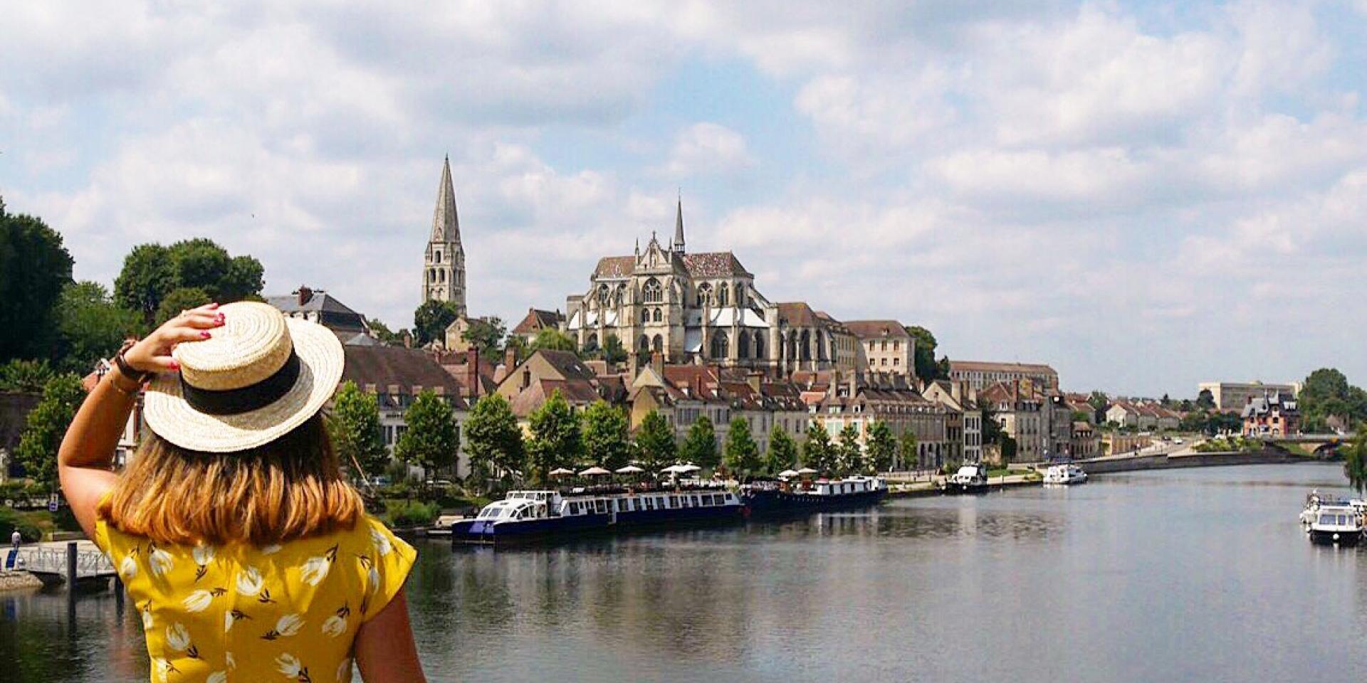 Fille + panorama abbaye