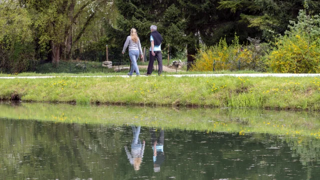 Marcheurs le long du canal